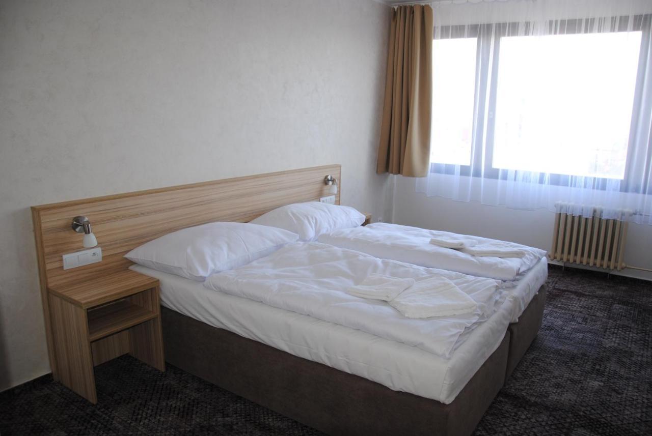 Hotel Labe Pardubice Esterno foto