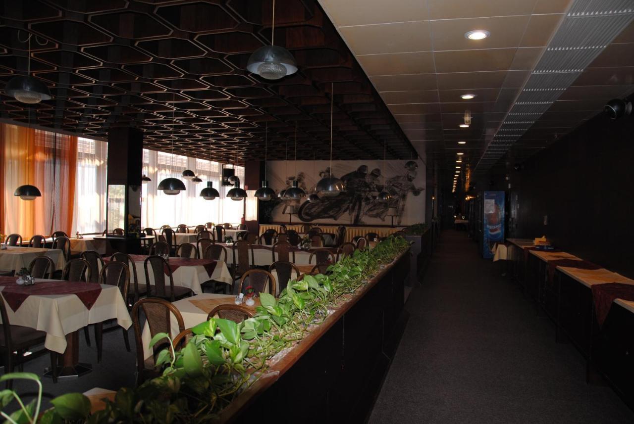 Hotel Labe Pardubice Esterno foto
