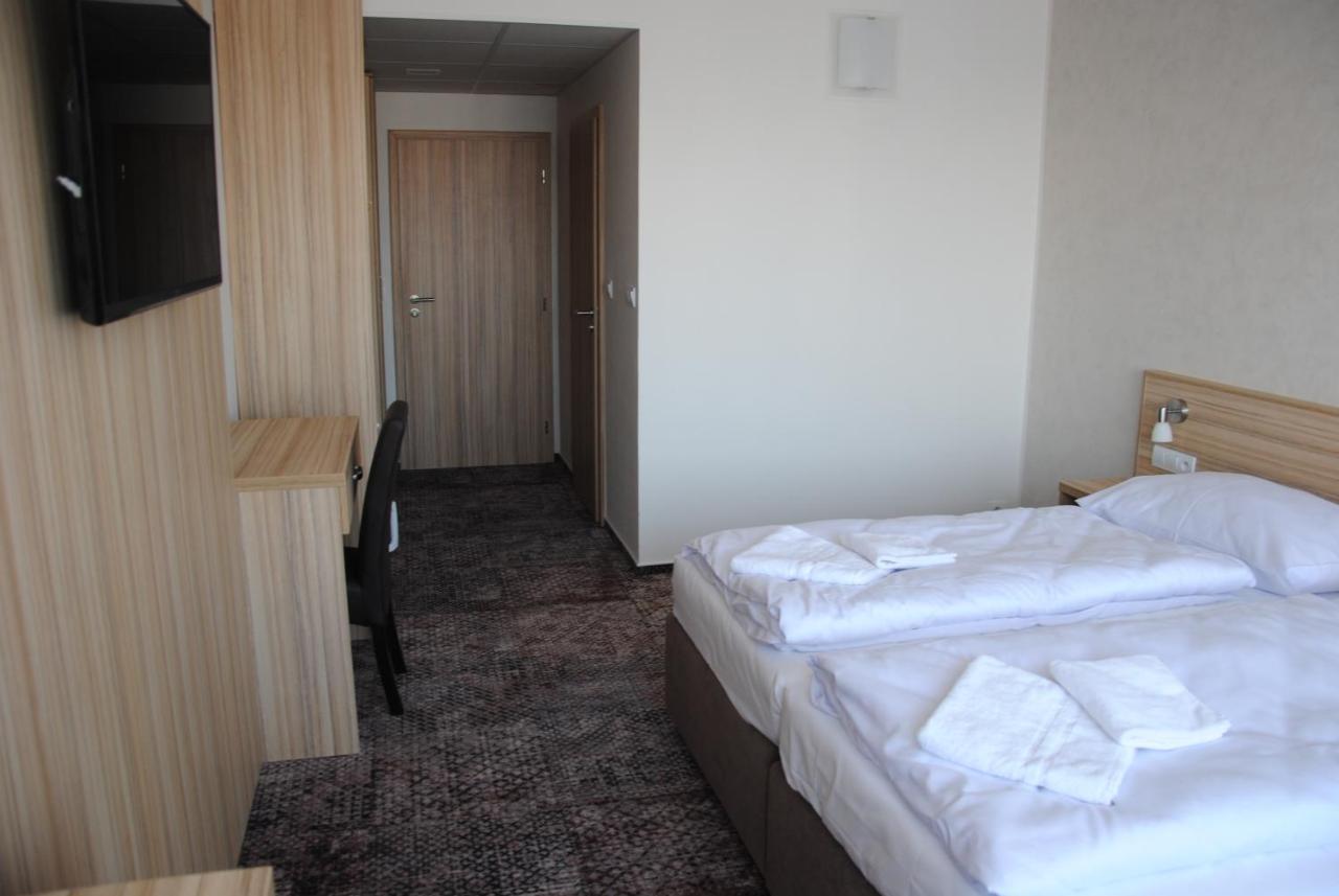 Hotel Labe Pardubice Esterno foto