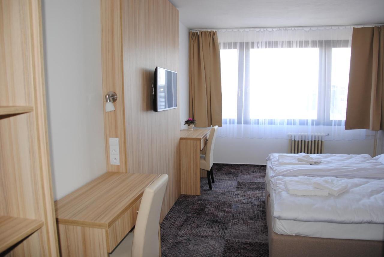 Hotel Labe Pardubice Esterno foto