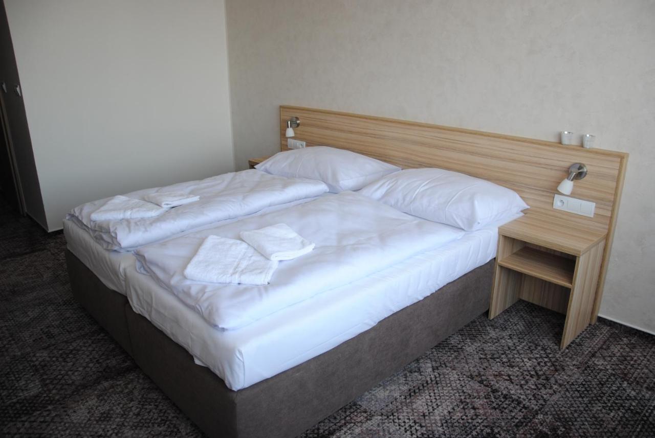 Hotel Labe Pardubice Esterno foto