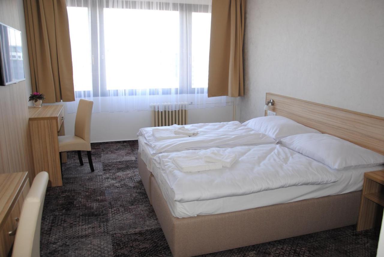 Hotel Labe Pardubice Esterno foto
